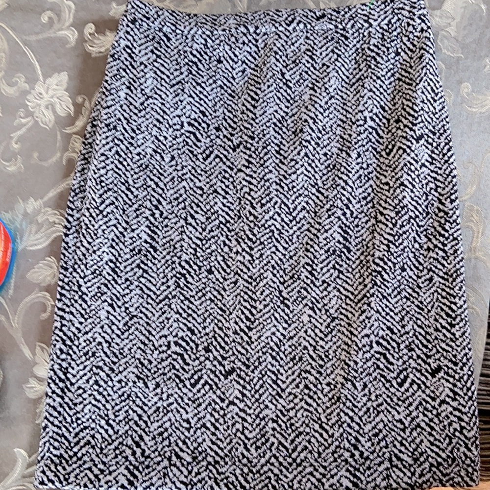 Ny collection knee length skirt  silver & black